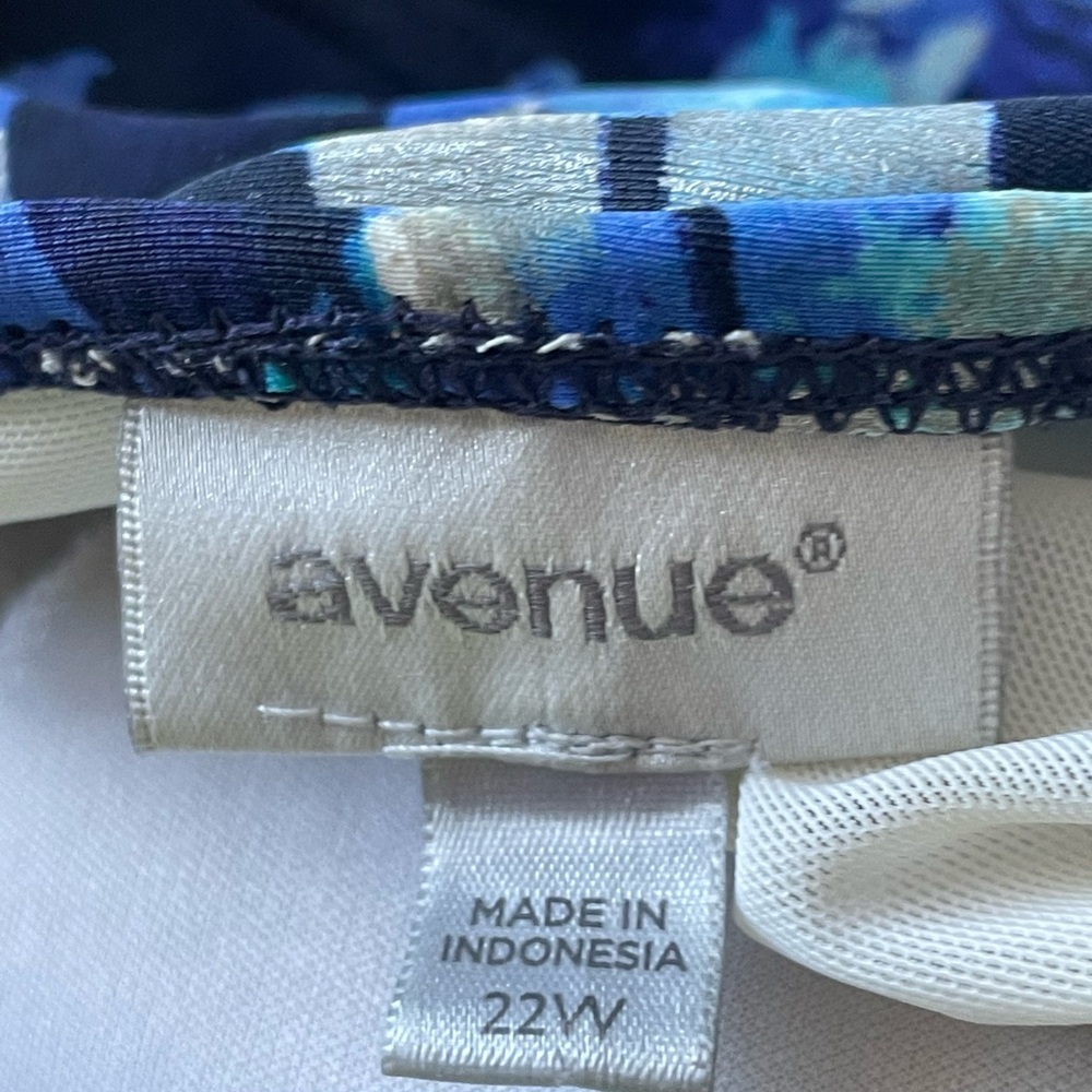 Avenue Blue & White Tiered Plus Size Swim Top 22W - Picture 5 of 7